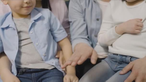 Gelukkig Ouders Kinderen Stapelen Handen Bij Elkaar Familie Ondersteuning Zorg — Stockvideo