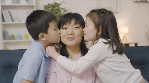 Dolce Asiatico Bambini Baci Madre Guance Genitore Bambino Rapporto Famiglia — Video Stock