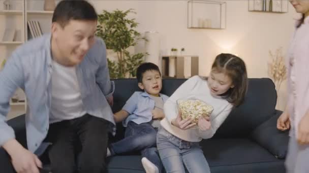 Nice Asiático Família Assistindo Comer Pipocas Sofá Casa Feliz Juntos — Vídeo de Stock