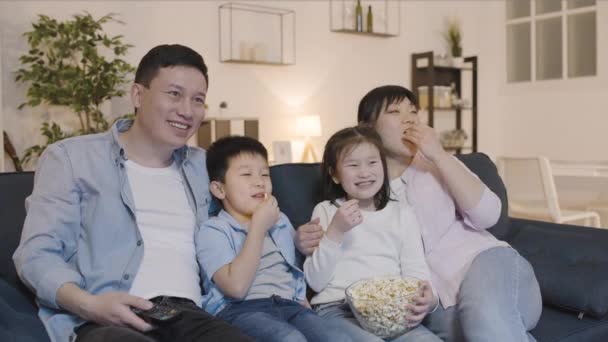 Chinese Ouders Kinderen Lachen Comedy Show Plezier Hebben Samen — Stockvideo
