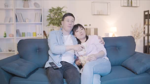 Glücklich Asiatisch Pärchen Sitzen Auf Couch Fernsehen Zuhause Zusammen Liebe — Stockvideo