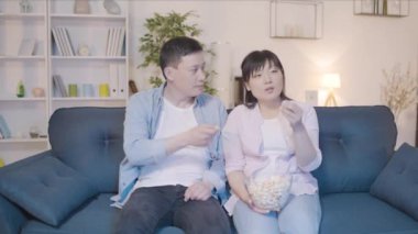 Garip Asyalı bir adam kız arkadaşına sarılıyor, çift kanepede film izliyor, ilk buluşmada...