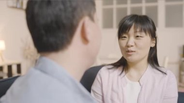 Tatlı Asyalı çift sarılıyor ve gülümsüyor, duygusal bir ilişki, aşk