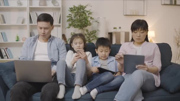 Asiatische Familie Sitzt Auf Couch Mit Gadgets Eltern Kinder Fehlt — Stockvideo