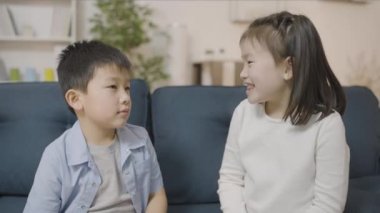 Mutlu küçük kız ve oğlan beşlik çakıyor ve gülümsüyor, destek ve arkadaşlık