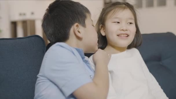 Drôles Asiatique Les Enfants Partage Secrets Sourire Avoir Amusant Ensemble — Video