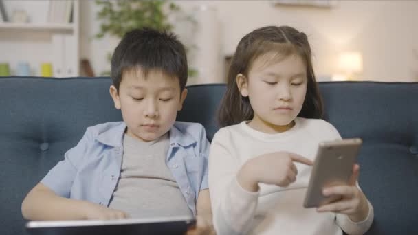 Asyalı Küçük Çocuklar Aletlerle Meşgul Online Oyunlar Oynuyorlar Teknoloji Bağımlılığı — Stok video