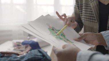 Müşteri ve terzi elbise tasarımı, kıyafet imalatı, tasarım hakkında konuşuyor.