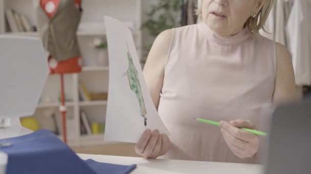 Mujer Rubia Sosteniendo Boceto Hablando Con Estudiante Curso Línea Diseño — Vídeos de Stock
