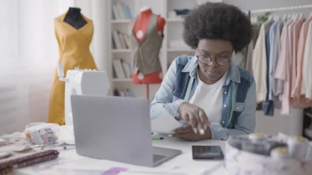 Afrikaanse Kleermaker Berekenen Rekeningen Huur Vergoedingen Van Mode Kleding Studio — Stockvideo