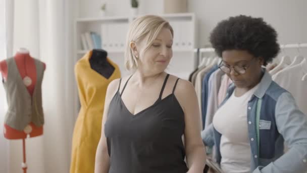 Cliente Satisfecho Probándose Chaqueta Medida Estudio Ropa Moda Tendencias — Vídeo de stock