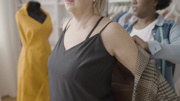 Усміхнена Жінка Одягає Куртку Студію Пошиття Одягу Бізнес Дизайну Моди — стокове відео