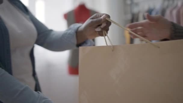 Módní Návrhář Dává Nákupní Tašku Šťastnému Zákazníkovi Pracuje Showroomu — Stock video