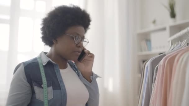 Sastre Ocupado Hablando Por Teléfono Con Proveedor Trabajando Con Ropa — Vídeos de Stock