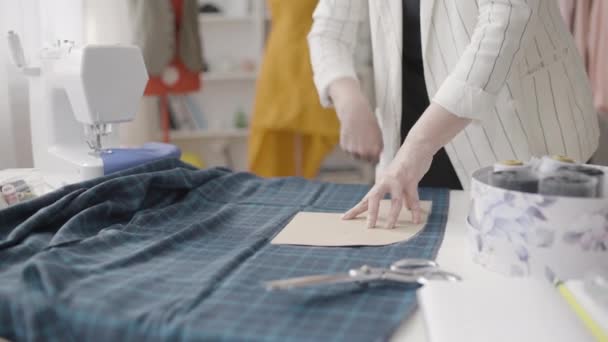Moda Atölyesinde Tekstil Sektöründe Profesyonel Terzi Damgası Kumaş Kesimi — Stok video