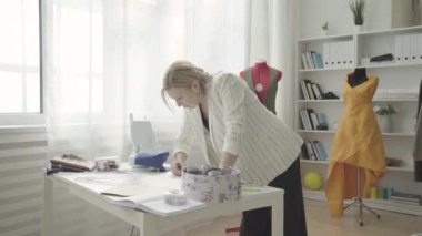 Stüdyoda esinlenilmiş moda tasarımcısı çizimi, yaratıcı iş, giyim markası