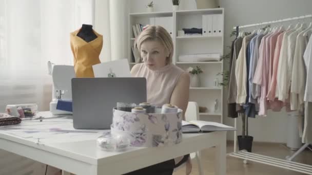 Blonde Frau Zeigt Online Designskizze Kreiert Modekollektion Teamwork — Stockvideo