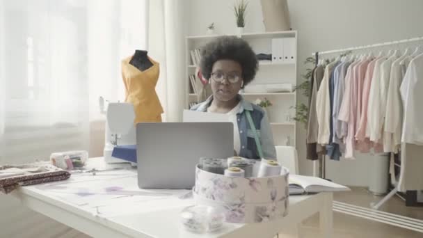 Desainer Muda Menyajikan Model Sketsa Pendidikan Online Kursus Desain Mode — Stok Video