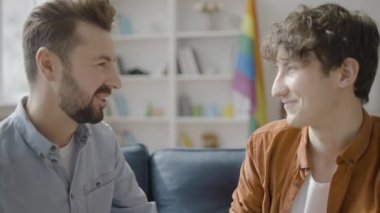İki mutlu adam gülümsüyor, eşcinsel çift ilişkisi, romantik randevu.