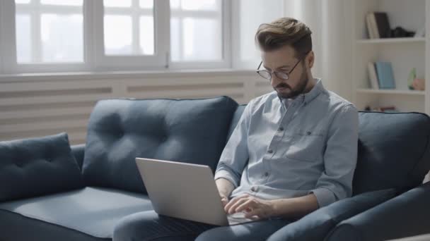 Hezký Mladý Muž Pracující Notebooku Sedí Gauči Doma Zaneprázdněn Volné — Stock video