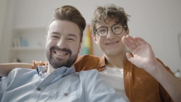 Zwei Junge Männer Lächeln Die Kamera Gleichgeschlechtliches Paar Führt Videoanruf — Stockvideo