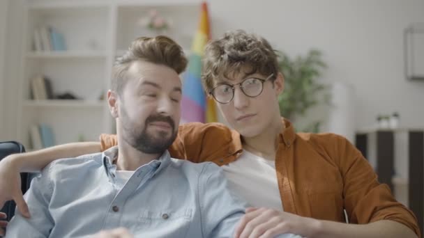 Casal Mesmo Sexo Masculino Olhando Para Tela Computador Discutindo Compra — Vídeo de Stock