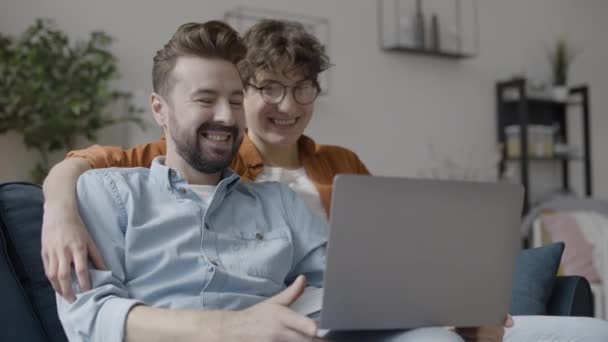 Doce Casal Mesmo Sexo Fazendo Videochamada Laptop Juntos Tecnologia Moderna — Vídeo de Stock