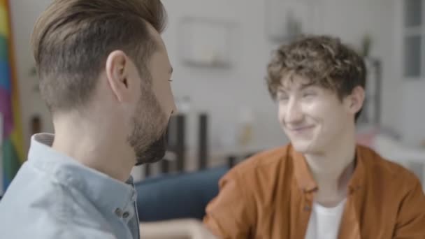 Gay Hombre Abrazando Novio Con Feliz Sonrisa Cara Mismo Sexo — Vídeos de Stock