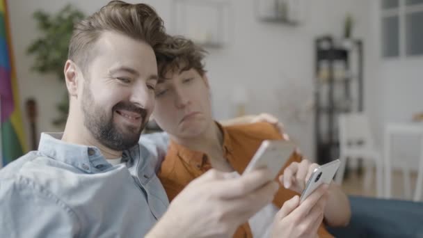 Розслаблених Хлопців Які Переглядають Інтернет Смартфонах Відпочивають Разом — стокове відео