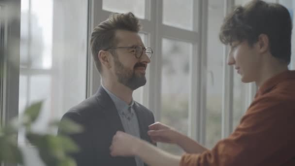 Jovem Animando Amigo Antes Entrevista Trabalho Espírito Equipe Apoio Amigável — Vídeo de Stock