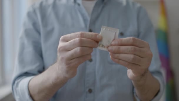 コンドームを手にした責任ある男Hiv意識意識意識意識ある家族計画 — ストック動画