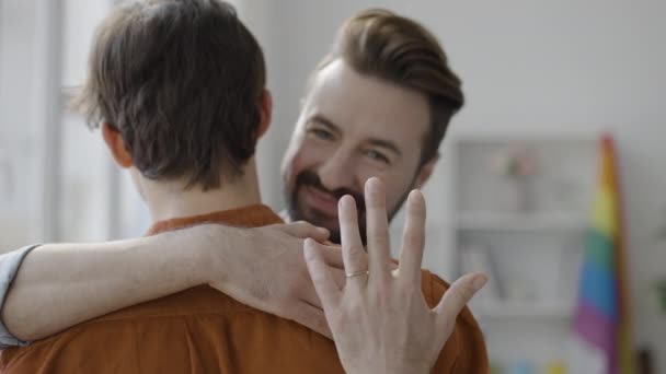 Glücklich Gay Mann Vorführung Verlobungsring Finger Umarmt Ehemann Lgbt Ehe — Stockvideo