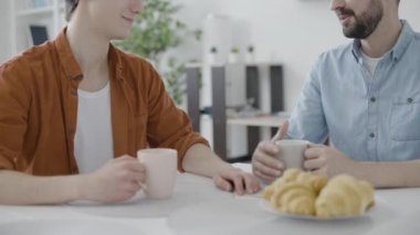 Eşcinsel bir adam, romantik bir randevuda eşleriyle aynı cinsiyette bir kafede buluşur.