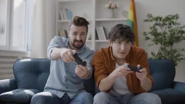 Zwei Jungs Verlieren Videospiel Werfen Steuerknüppel Auf Couch Ärgern Sich — Stockvideo