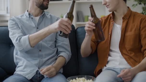 Dos Tipos Tintineando Botellas Cerveza Comiendo Palomitas Saladas Disfrutando Comunicación — Vídeos de Stock