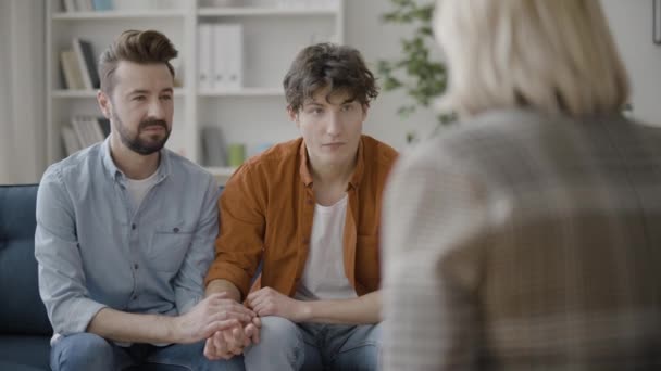 Pareja Gay Hablando Con Psicólogo Familia Terapia Para Salvar Matrimonio — Vídeos de Stock