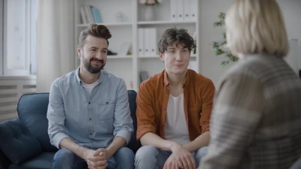 Heureux Gay Couple Finition Mariage Counseling Session Poignée Main Avec — Video