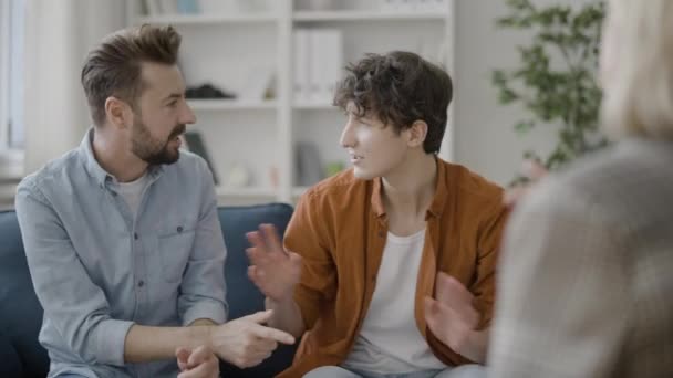 Sinirli Eşcinsel Çift Psikologla Konuşuyor Terapi Seansı Evlilik Danışmanlığı — Stok video