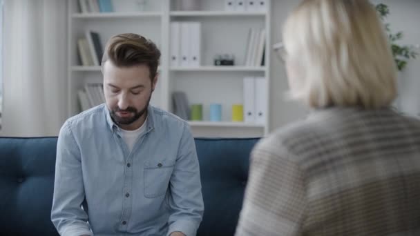 Nervózní Mladý Muž Diskutující Problému Psycholožkou Terapie — Stock video