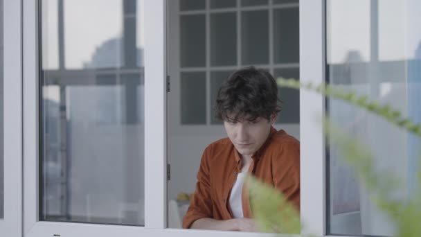 Smutný Mladý Muž Sedí Okna Milující Přítel Objímání Partner Pár — Stock video