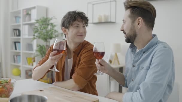 Koppel Van Hetzelfde Geslacht Het Drinken Van Wijn Mannen Knuffelen — Stockvideo
