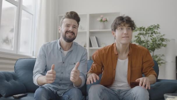 Lento Dos Hombres Felices Viendo Deporte Partido Televisión Equipo Apoyo — Vídeo de stock