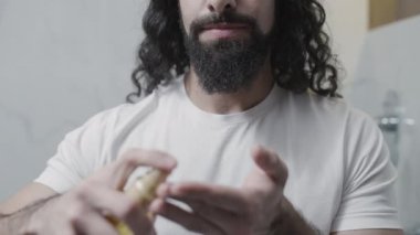 Banyodaki aynanın önüne sakal yağı sürmek, sakal tımar etmek.