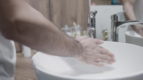 Banyoda Ellerini Yıkayan Genç Bir Adam Covid Salgını Sırasında Kişisel — Stok video