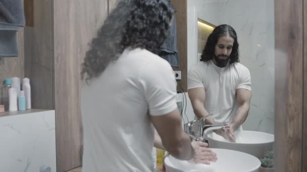 Homem Turco Muscular Lavando Mãos Com Sabão Líquido Banheiro Metrosexual — Vídeo de Stock
