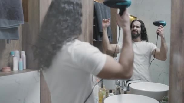 Fröhlicher Mittelöstlicher Männergesang Haartrockner Morgen Körperpflege — Stockvideo