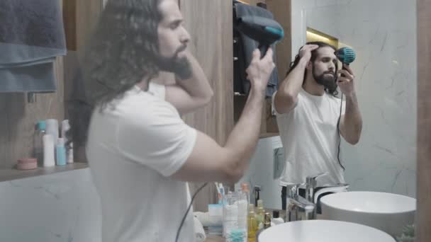 Cabelo Secagem Metrosexual Banheiro Desfrutando Rotina Autocuidado Narcisismo — Vídeo de Stock