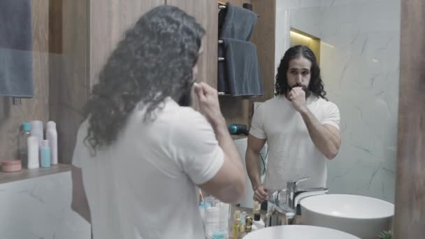 Homem Turco Sentindo Dor Dente Escovando Dentes Banheiro Cárie Cárie — Vídeo de Stock