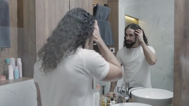 Macho Olhando Para Espelho Banheiro Admirando Aparência Cuidados Com Pele — Vídeo de Stock