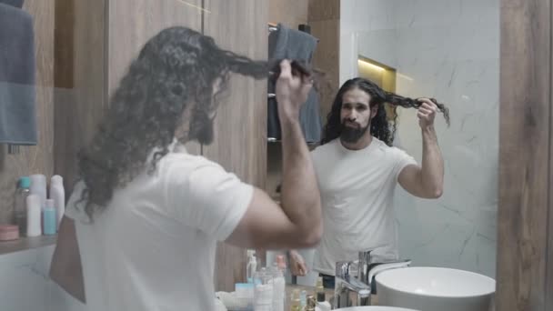 Triste Uomo Muscoloso Che Guarda Allo Specchio Problema Dei Capelli — Video Stock